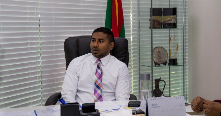 Minister Mahloof joins delivery and urges voluteers